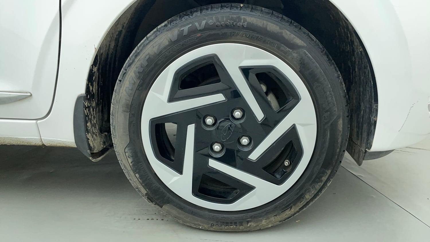 Used 2024 Hyundai Grand i10 Nios Sportz 1.2 Kappa VTVT Petrol Manual tyres RIGHT FRONT TYRE RIM VIEW