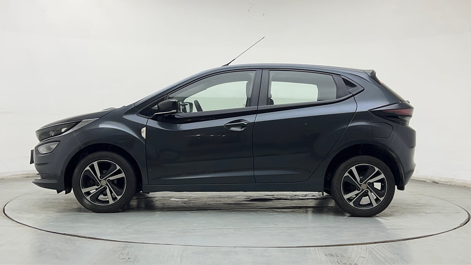 Used 2020 Tata Altroz XZ Petrol Petrol Manual exterior LEFT SIDE VIEW