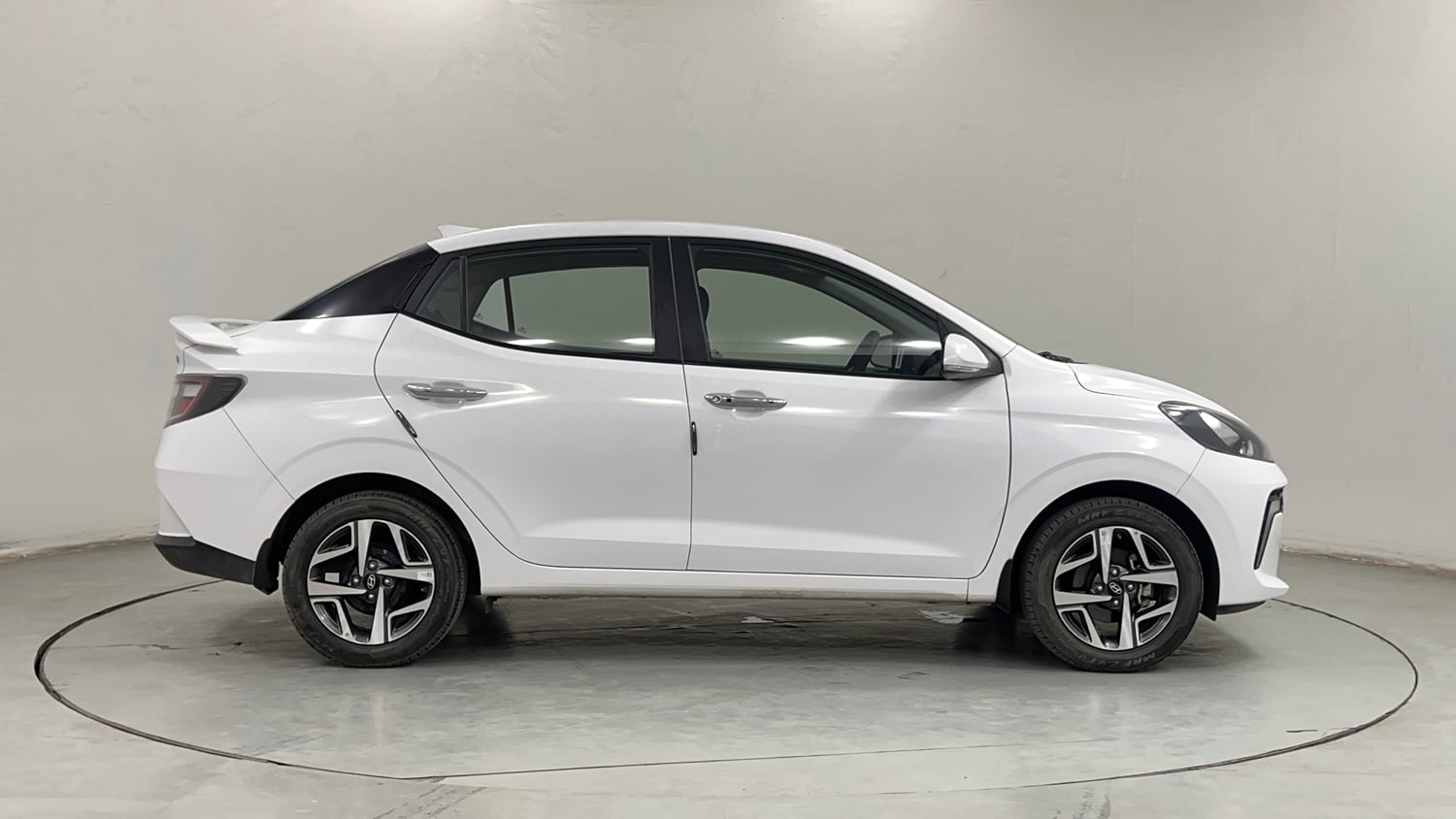 Used 2025 Hyundai Aura SX 1.2 CNG Cng Manual exterior RIGHT SIDE VIEW