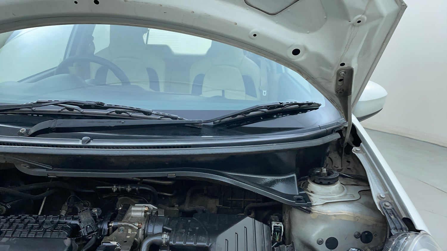 Used 2013 Honda Brio VX MT Petrol Manual engine ENGINE LEFT SIDE HINGE & APRON VIEW