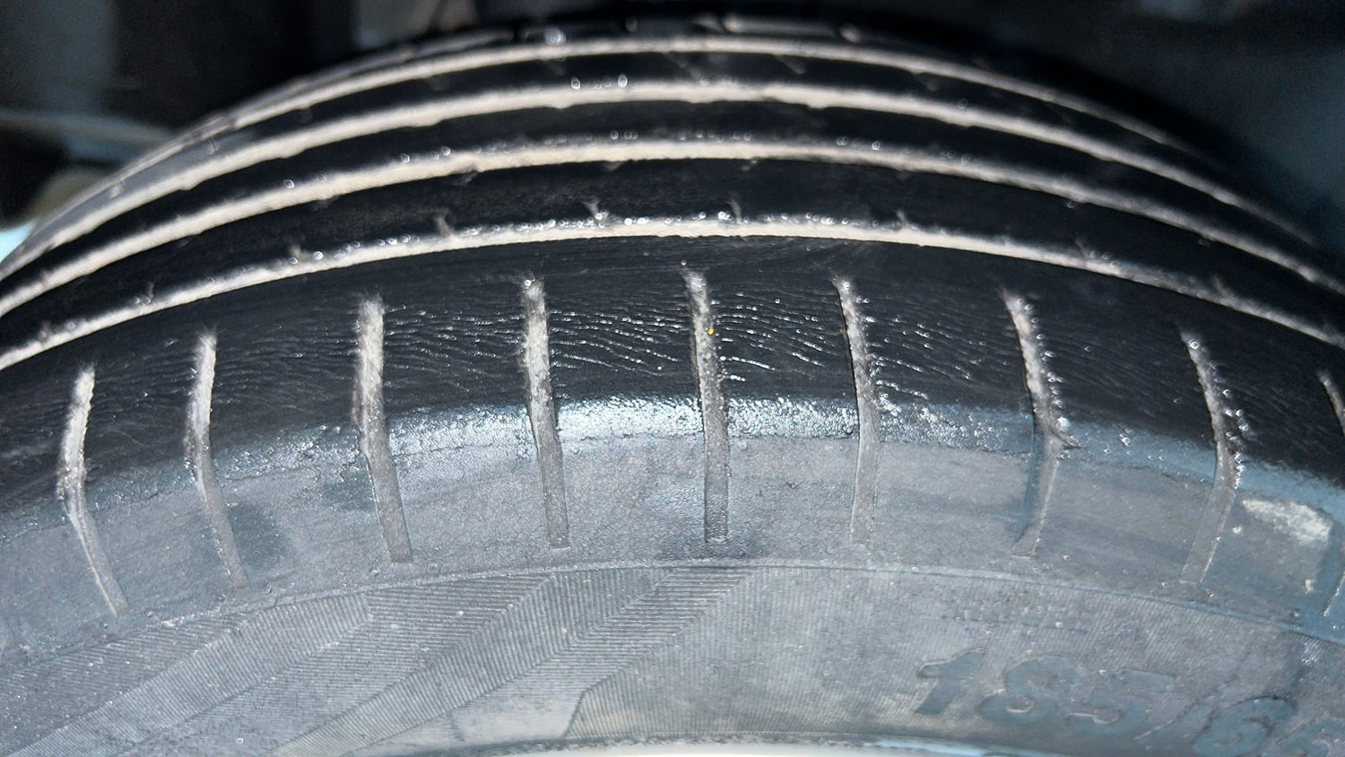 Used 2018 Maruti Suzuki Swift ZXi AMT Petrol Automatic tyres RIGHT REAR TYRE TREAD VIEW
