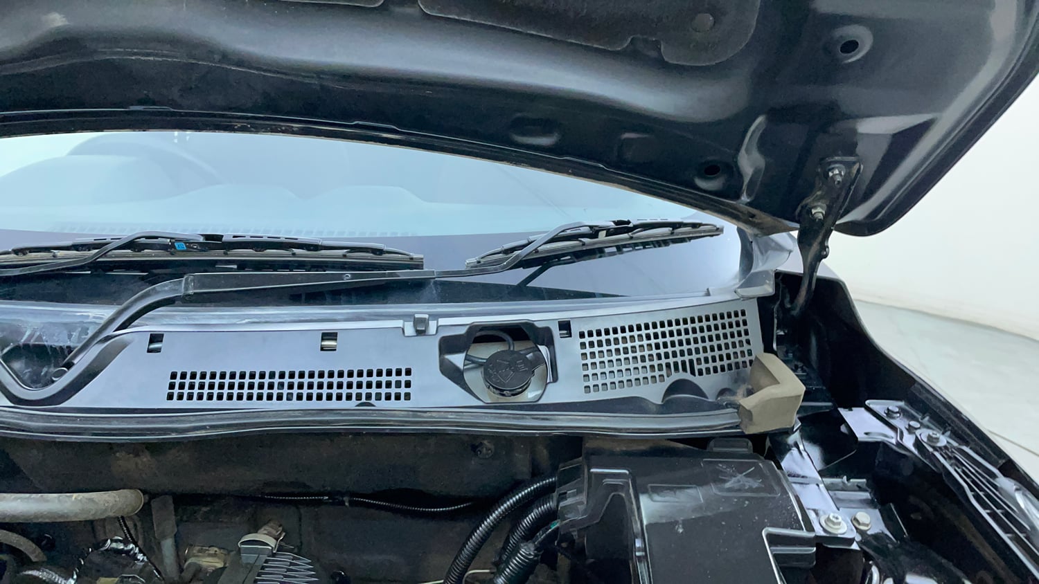 Used 2022 Nissan Magnite XV Executive Petrol Manual engine ENGINE LEFT SIDE HINGE & APRON VIEW