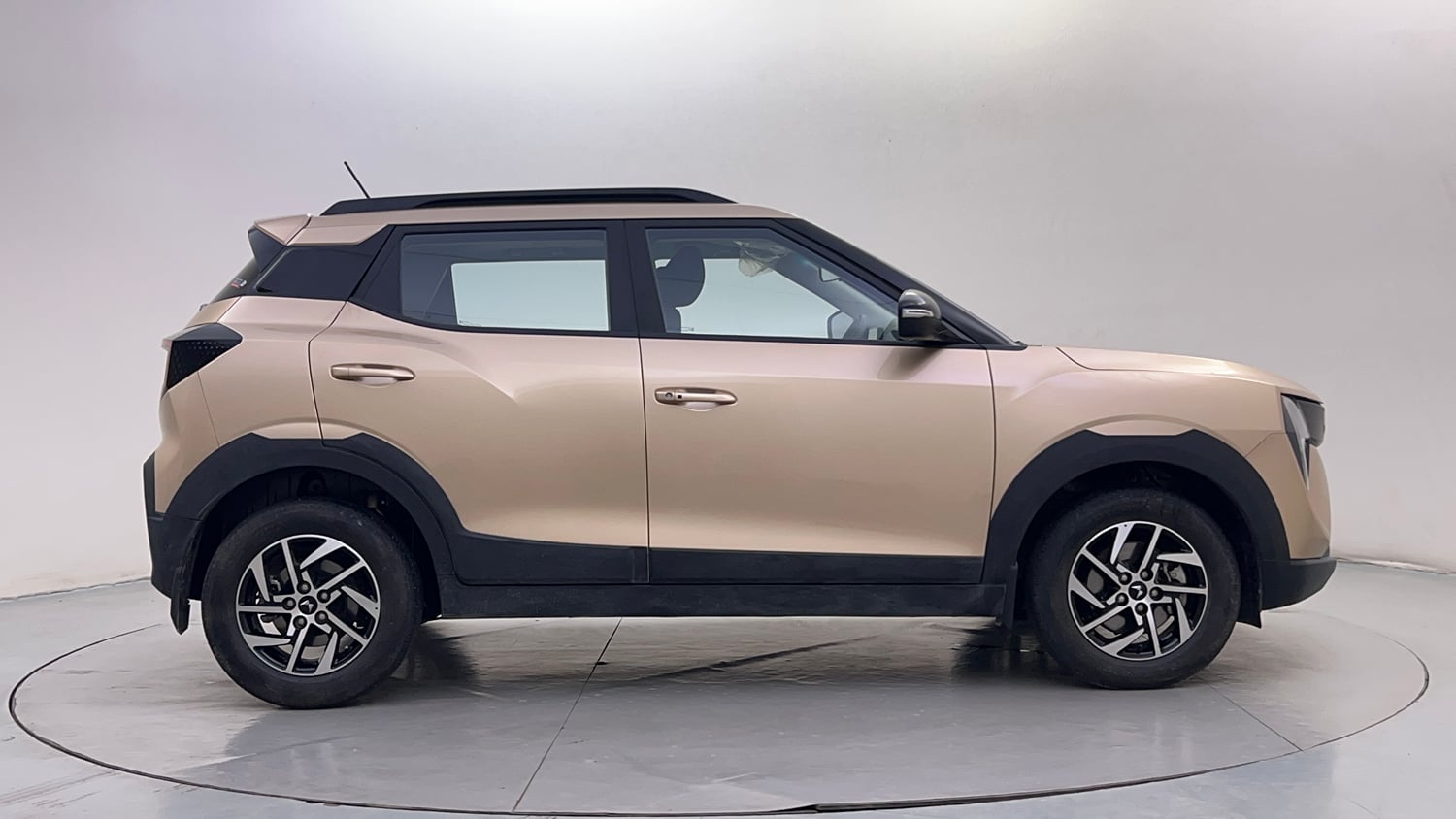 Used 2026 Mahindra XUV 3XO AX5 1.2 Petrol AT Petrol Automatic exterior RIGHT SIDE VIEW