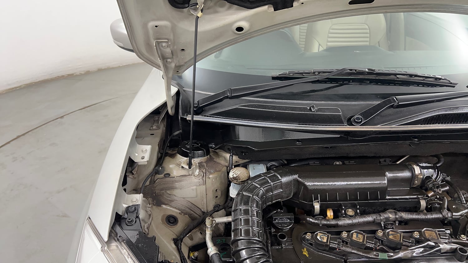 Used 2019 Maruti Suzuki Dzire VXi AMT Petrol Automatic engine ENGINE RIGHT SIDE HINGE & APRON VIEW