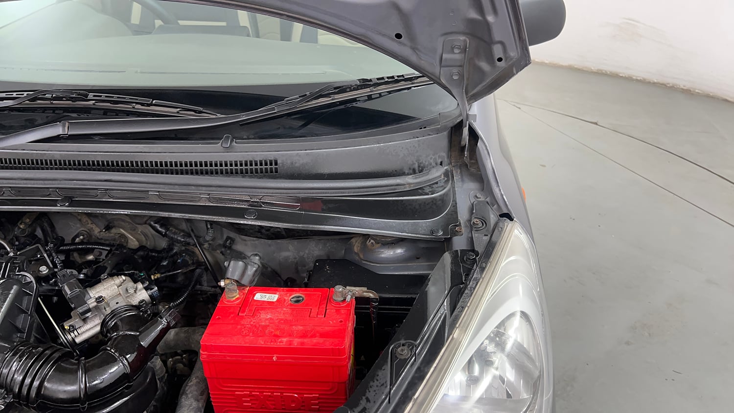 Used 2015 Hyundai i10 Magna 1.1 iRDE2 Petrol Manual engine ENGINE LEFT SIDE HINGE & APRON VIEW