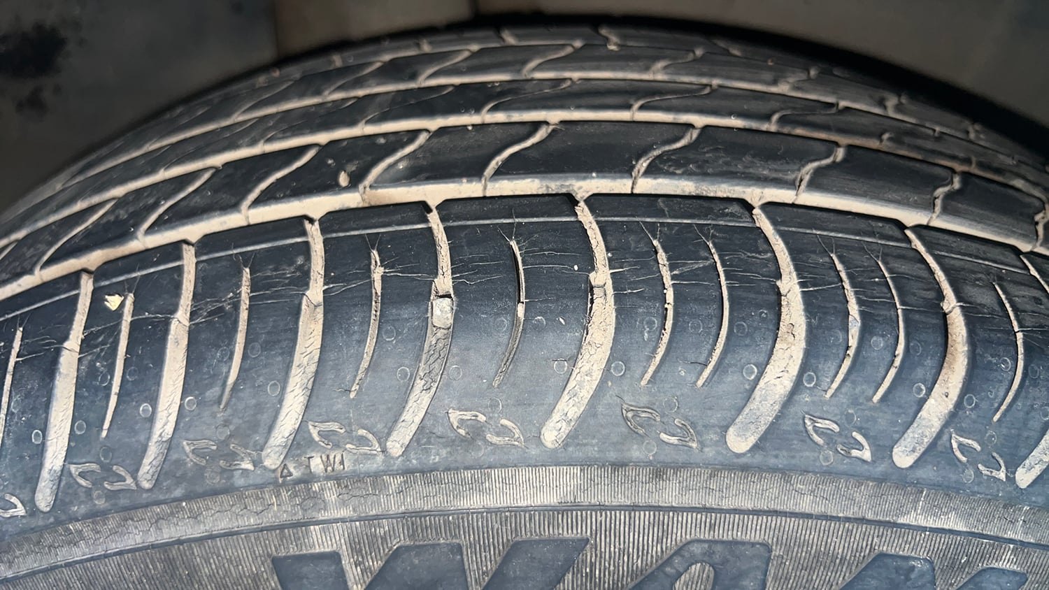 Used 2022 Maruti Suzuki XL6 Alpha Plus AT Petrol Petrol Automatic tyres RIGHT REAR TYRE TREAD VIEW