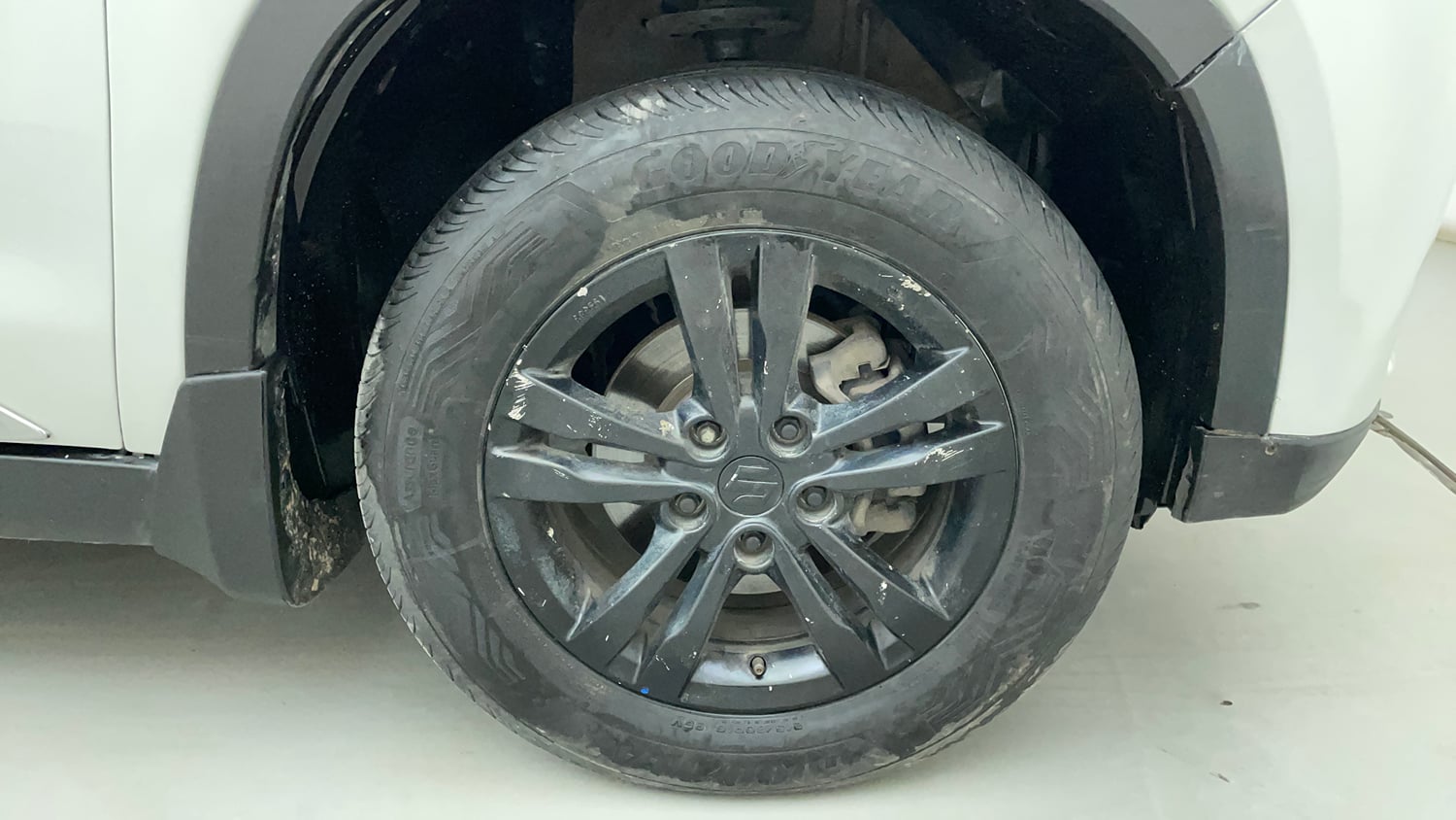 Used 2019 maruti-suzuki Vitara Brezza ZDi Plus AGS Diesel Automatic tyres RIGHT FRONT TYRE RIM VIEW