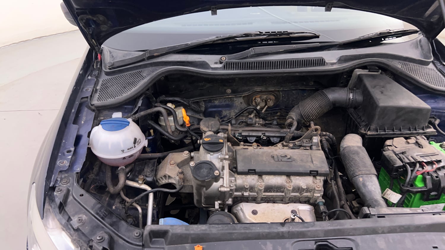 Used 2013 Volkswagen Polo Comfortline 1.2L (P) Petrol Manual engine ENGINE RIGHT SIDE HINGE & APRON VIEW