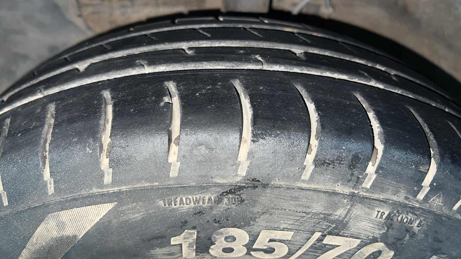 Used 2016 Hyundai Elite i20 Sportz 1.2 Petrol Manual tyres LEFT FRONT TYRE TREAD VIEW