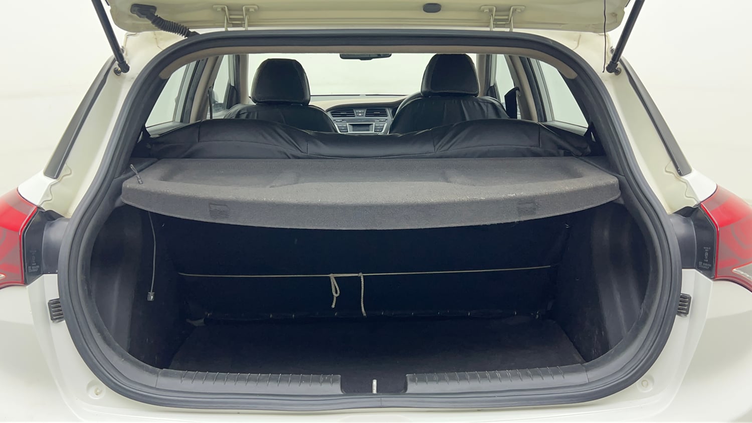 Used 2016 Hyundai Elite i20 Sportz 1.2 Petrol Manual interior DICKY INSIDE VIEW