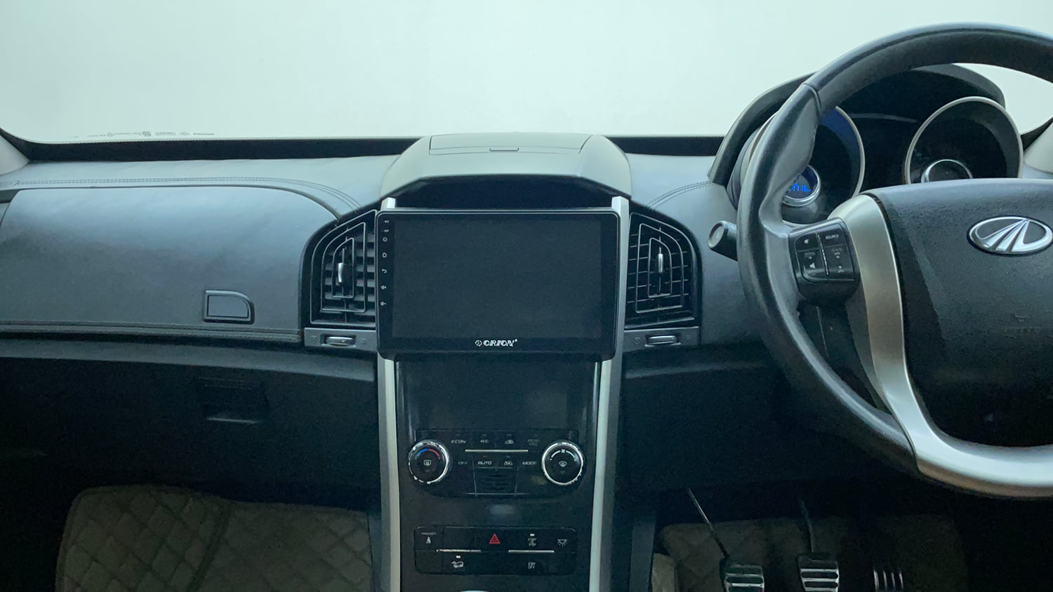 Used 2019 Mahindra XUV500 W11 Diesel Manual interior MUSIC SYSTEM & AC CONTROL VIEW
