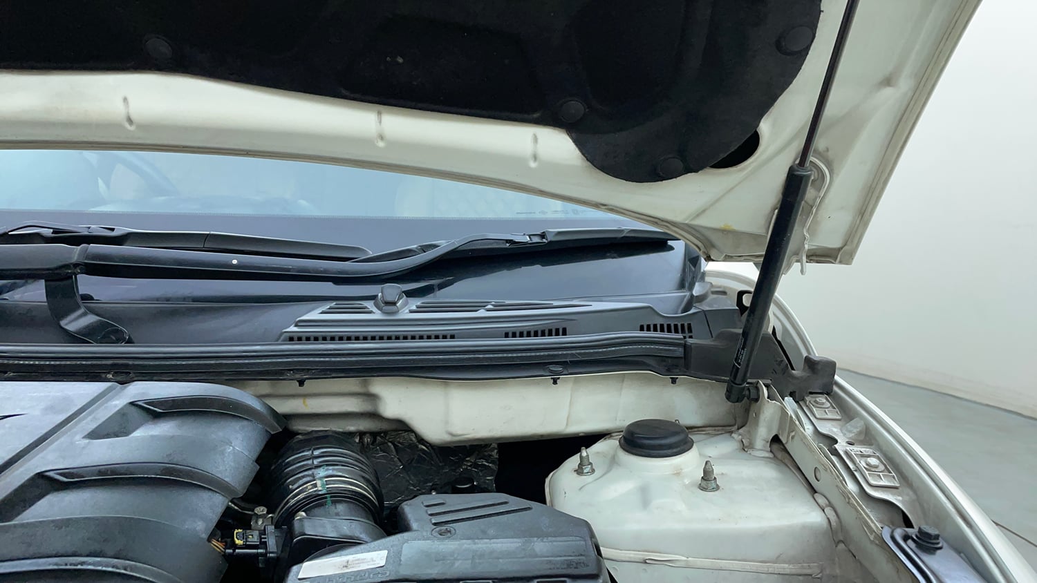 Used 2019 Mahindra XUV500 W11 Diesel Manual engine ENGINE LEFT SIDE HINGE & APRON VIEW