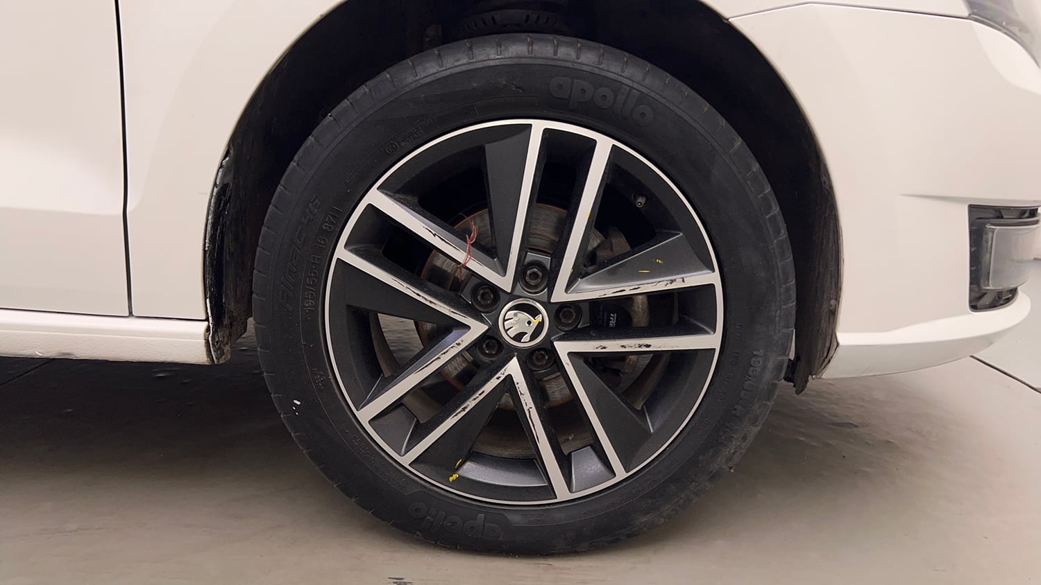 Used 2018 Skoda Rapid Style 1.6 MPI AT Petrol Automatic tyres RIGHT FRONT TYRE RIM VIEW