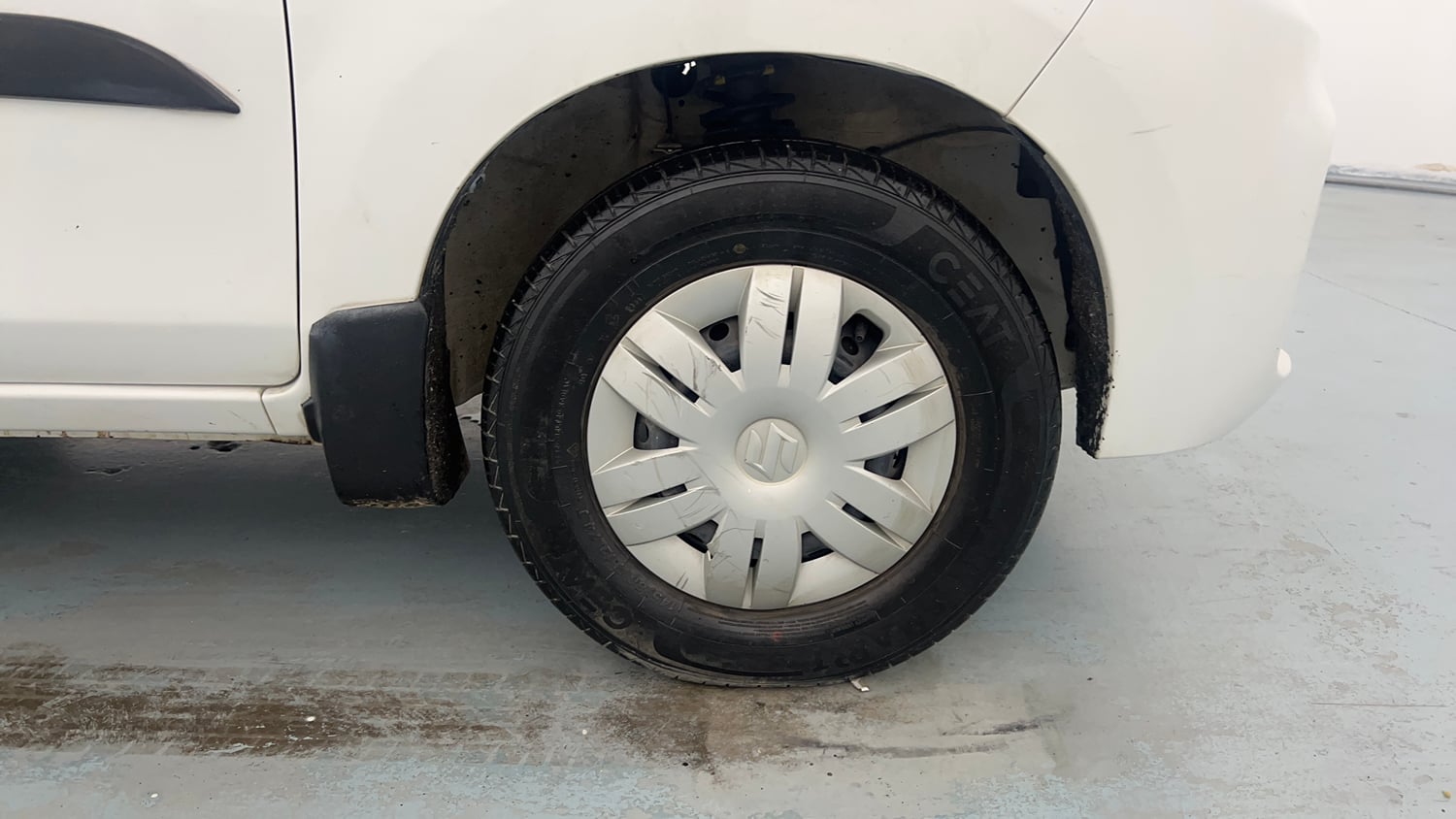 Used 2021 Maruti Suzuki Alto 800 VXi Petrol Manual tyres RIGHT FRONT TYRE RIM VIEW