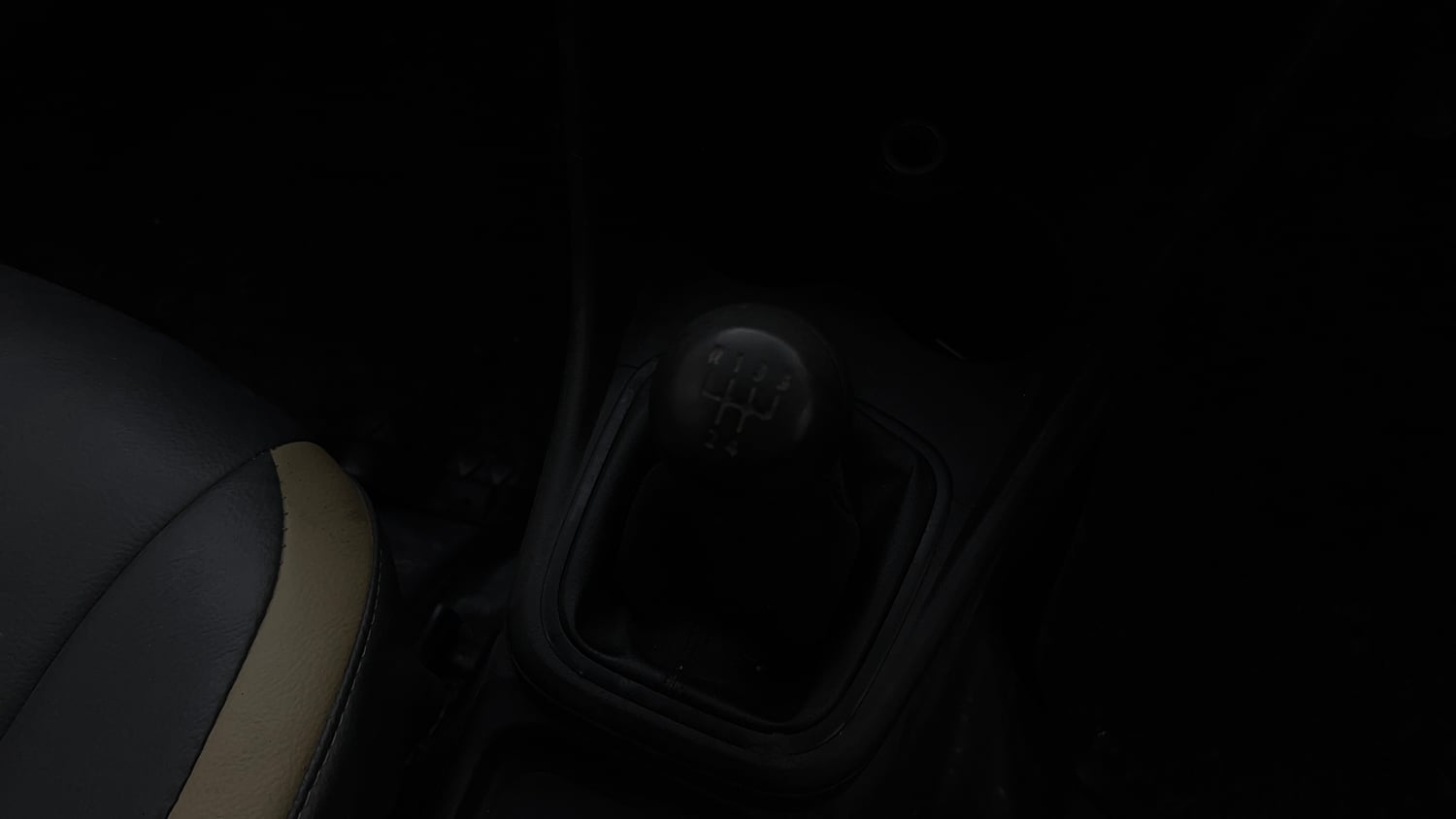 Used 2013 Volkswagen Polo Comfortline 1.2L (P) Petrol Manual interior GEAR  KNOB VIEW