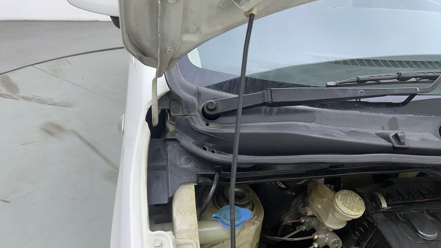 Used 2018 Maruti Suzuki Wagon R VXI+ AMT Petrol Automatic engine ENGINE RIGHT SIDE HINGE & APRON VIEW