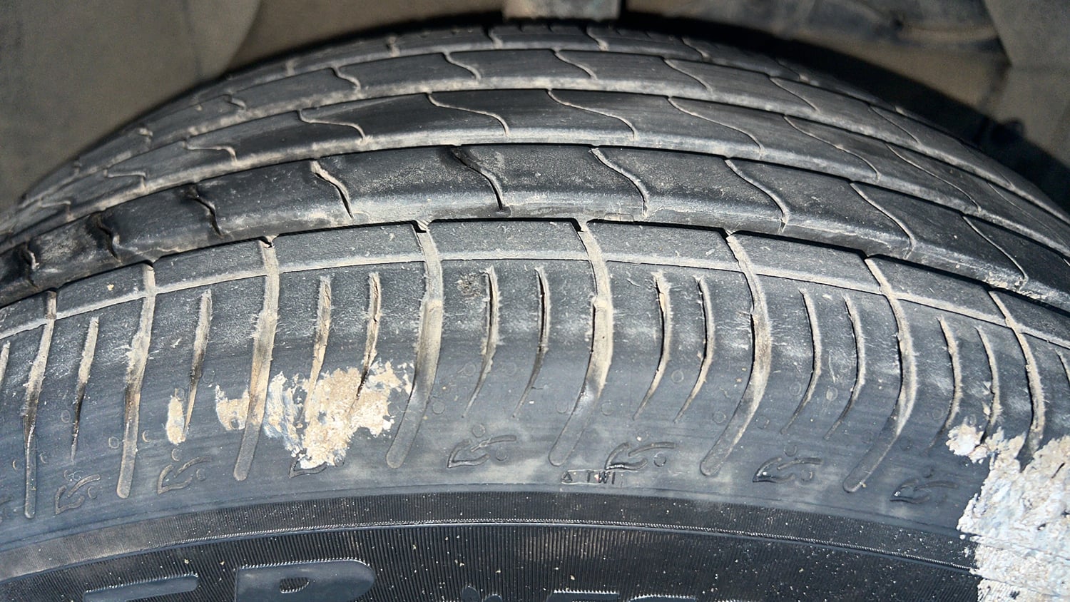 Used 2022 Maruti Suzuki Brezza Vxi AT Petrol Automatic tyres RIGHT FRONT TYRE TREAD VIEW