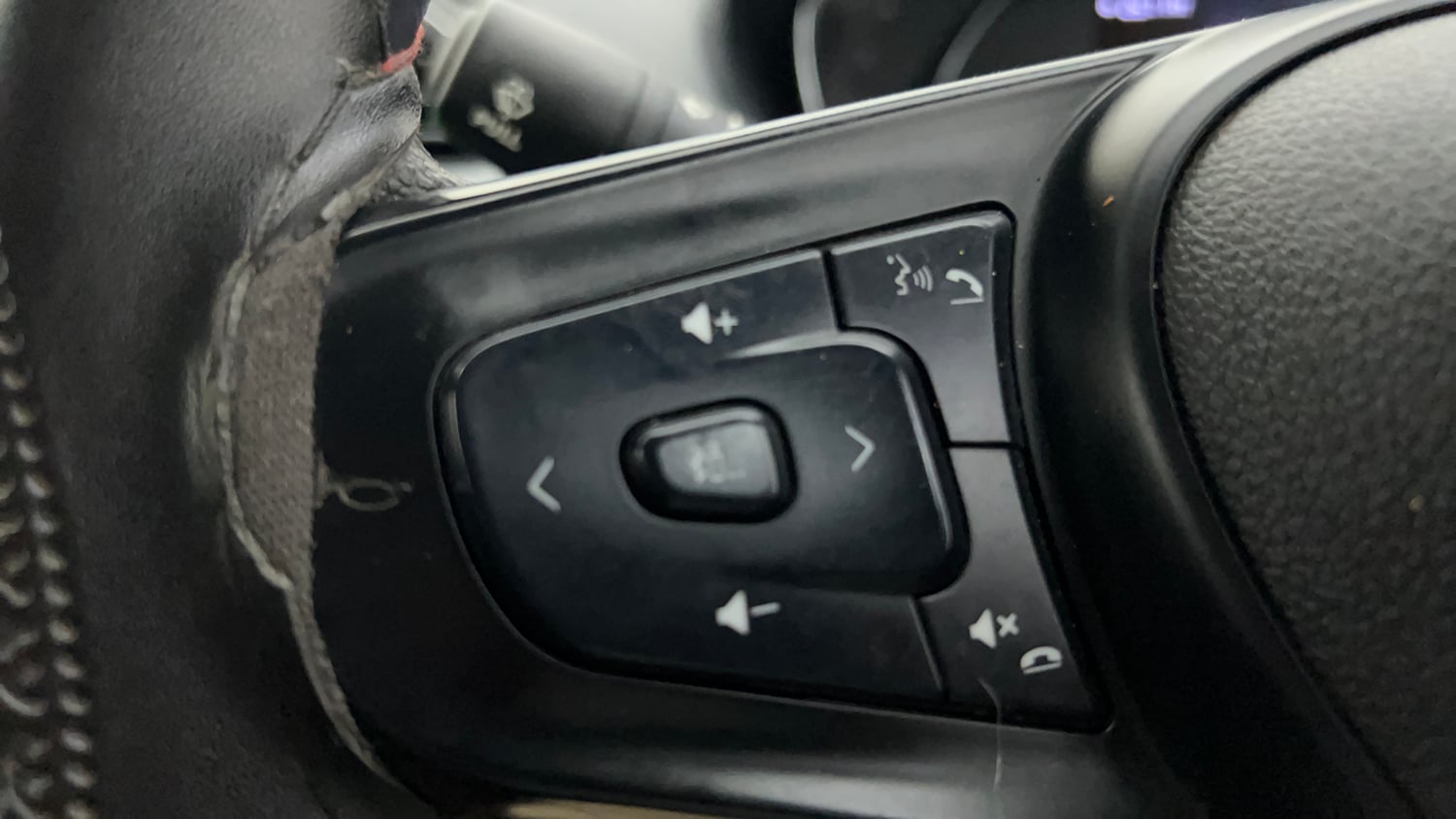 Used 2023 Tata Tiago XT CNG Cng Manual top_features Steering mounted controls