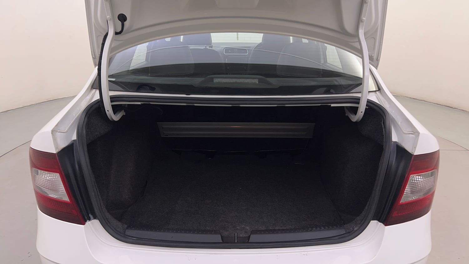 Used 2018 Skoda Rapid Style 1.6 MPI AT Petrol Automatic interior DICKY INSIDE VIEW