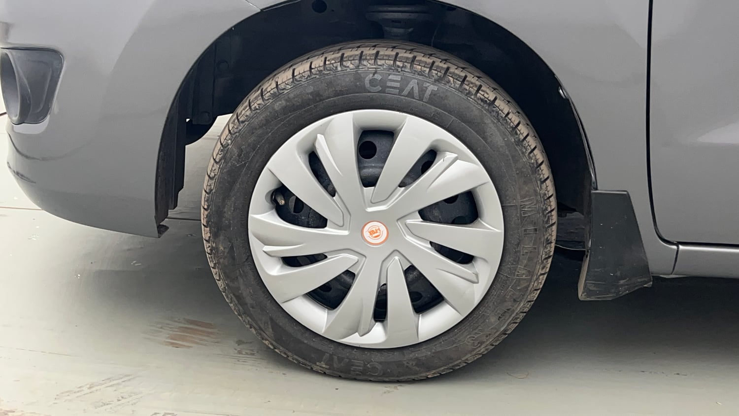 Used 2016 Maruti Suzuki Wagon R VXI Petrol Manual tyres LEFT FRONT TYRE RIM VIEW