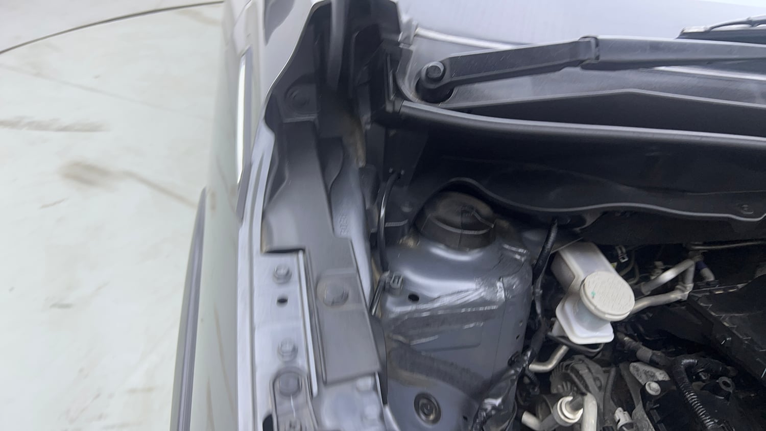 Used 2022 Maruti Suzuki XL6 Alpha Plus AT Petrol Petrol Automatic engine ENGINE RIGHT SIDE HINGE & APRON VIEW