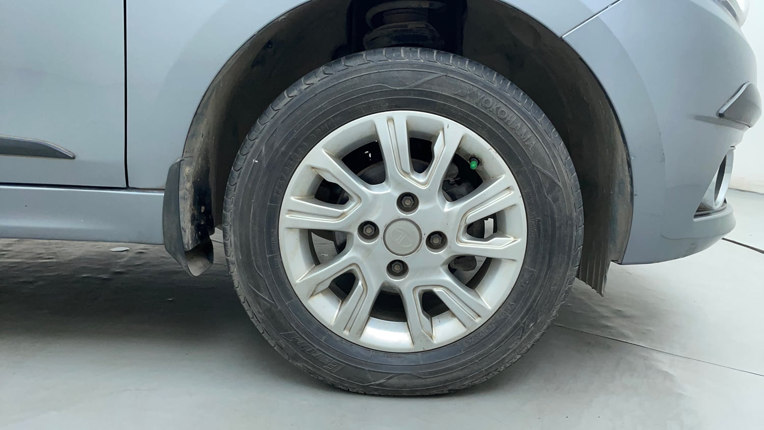 Used 2018 Tata Tiago Revotron XZA Petrol Automatic tyres RIGHT FRONT TYRE RIM VIEW