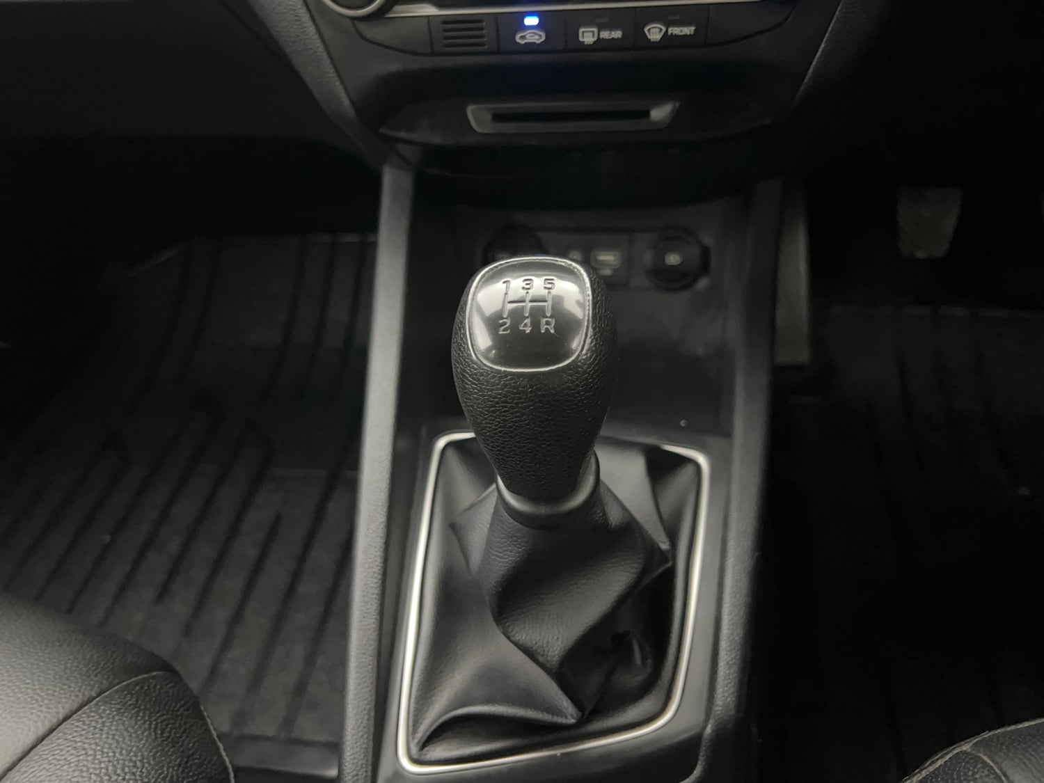 Used 2018 Hyundai Elite i20 Asta 1.2 Petrol Manual interior GEAR  KNOB VIEW