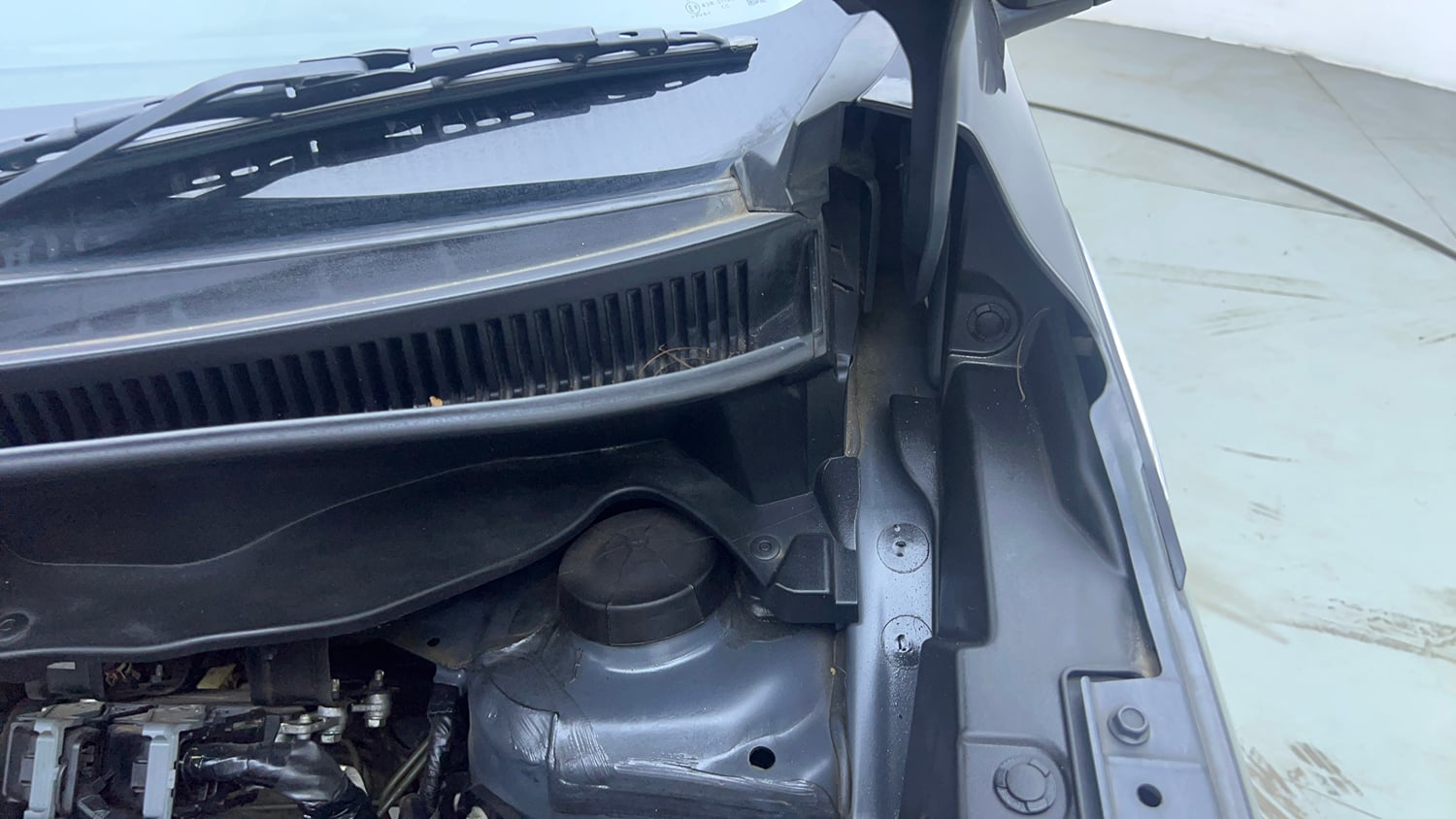 Used 2022 Maruti Suzuki XL6 Alpha Plus AT Petrol Petrol Automatic engine ENGINE LEFT SIDE HINGE & APRON VIEW