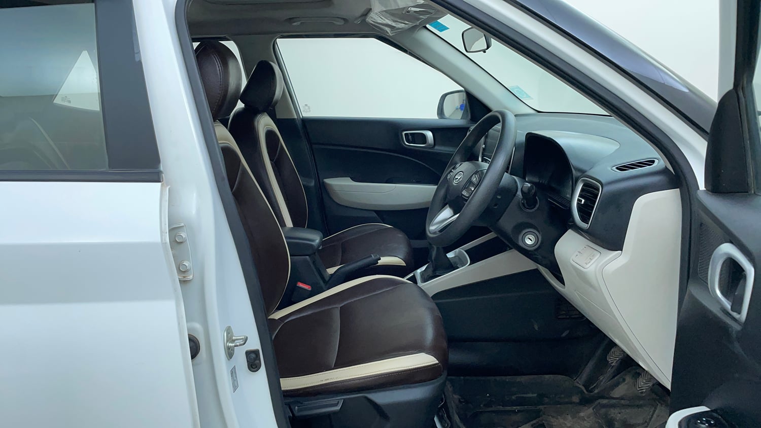 Used 2024 Hyundai Venue S (O) Plus 1.2 Petrol Petrol Manual interior RIGHT SIDE FRONT DOOR CABIN VIEW