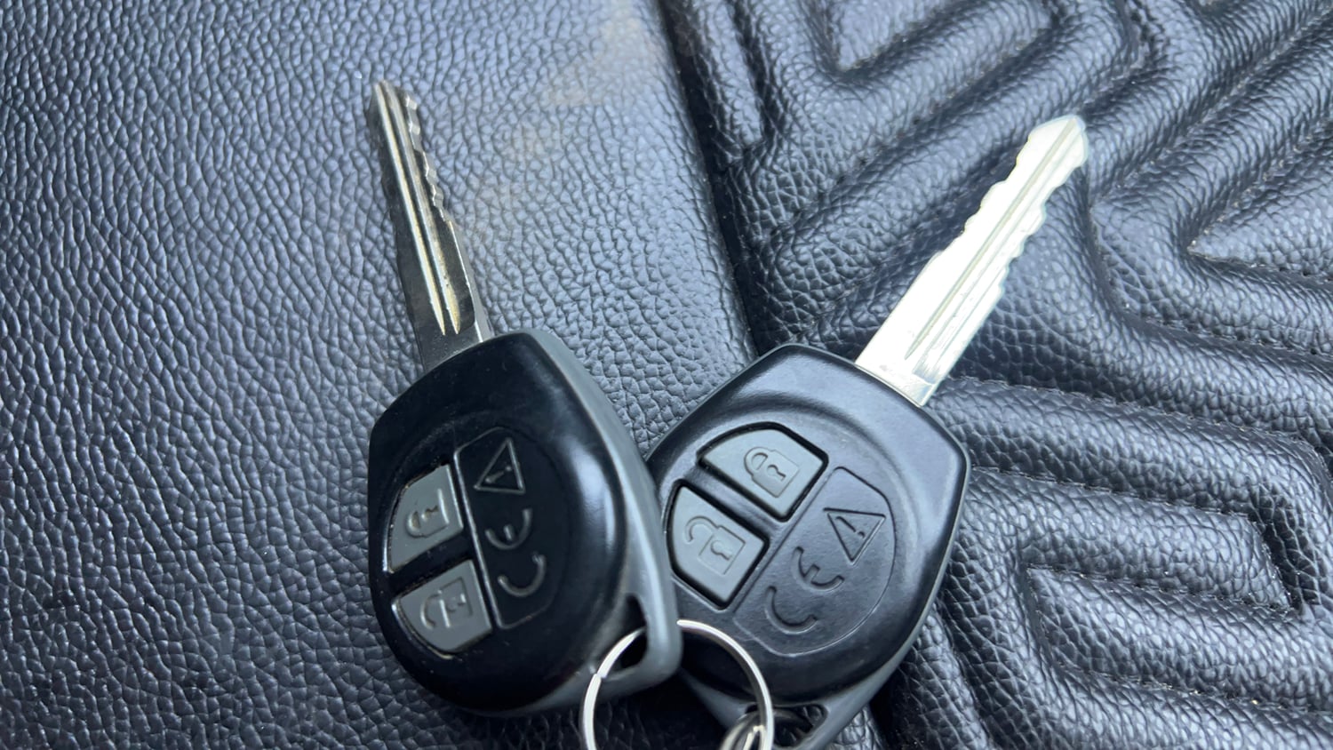 Used 2022 Maruti Suzuki Brezza Vxi AT Petrol Automatic extra CAR KEY VIEW