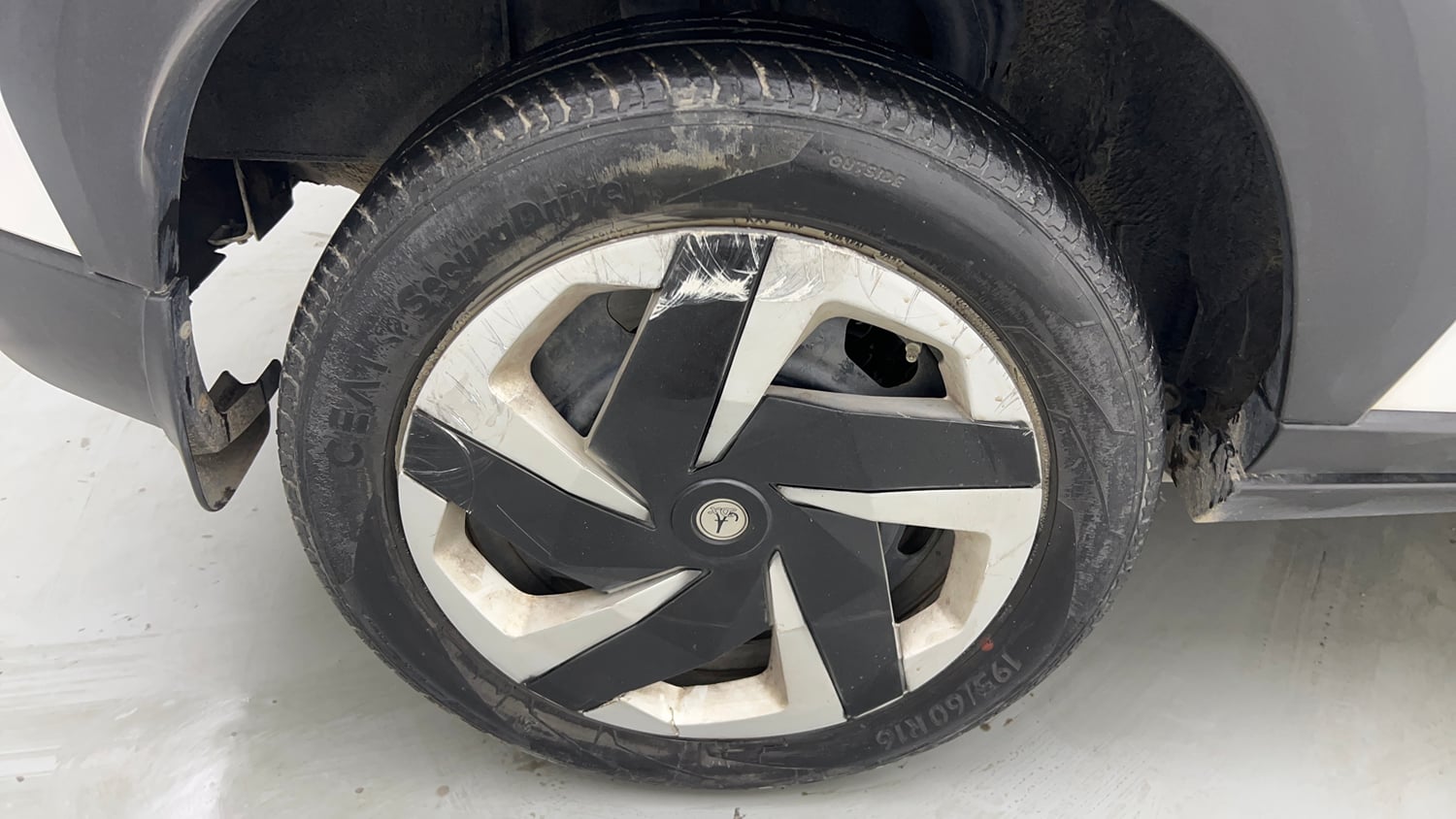 Used 2021 Nissan Magnite XL Petrol Manual tyres RIGHT REAR TYRE RIM VIEW