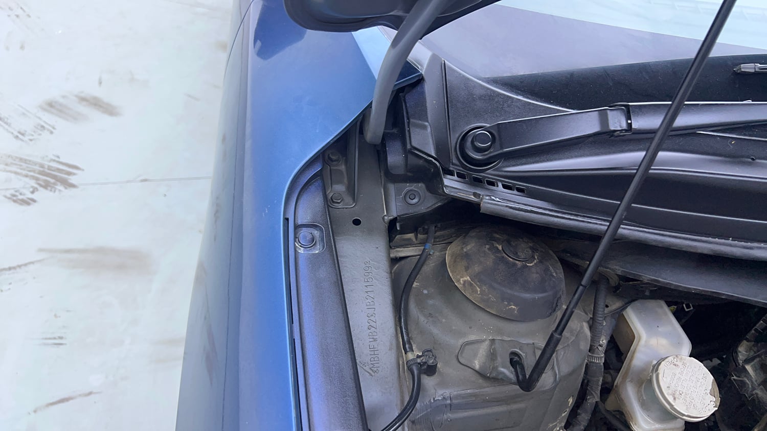 Used 2018 Maruti Suzuki Baleno Alpha 1.2 Petrol Manual engine ENGINE RIGHT SIDE HINGE & APRON VIEW