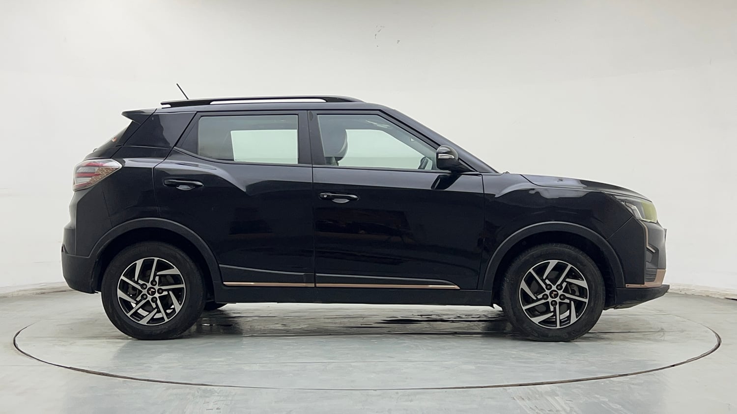 Used 2023 Mahindra XUV400 EL 5S Electric Automatic exterior RIGHT SIDE VIEW