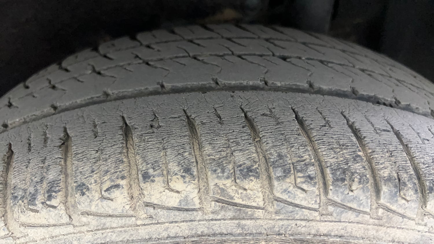 Used 2017 Maruti Suzuki Vitara Brezza VDi (O) Diesel Manual tyres LEFT REAR TYRE TREAD VIEW
