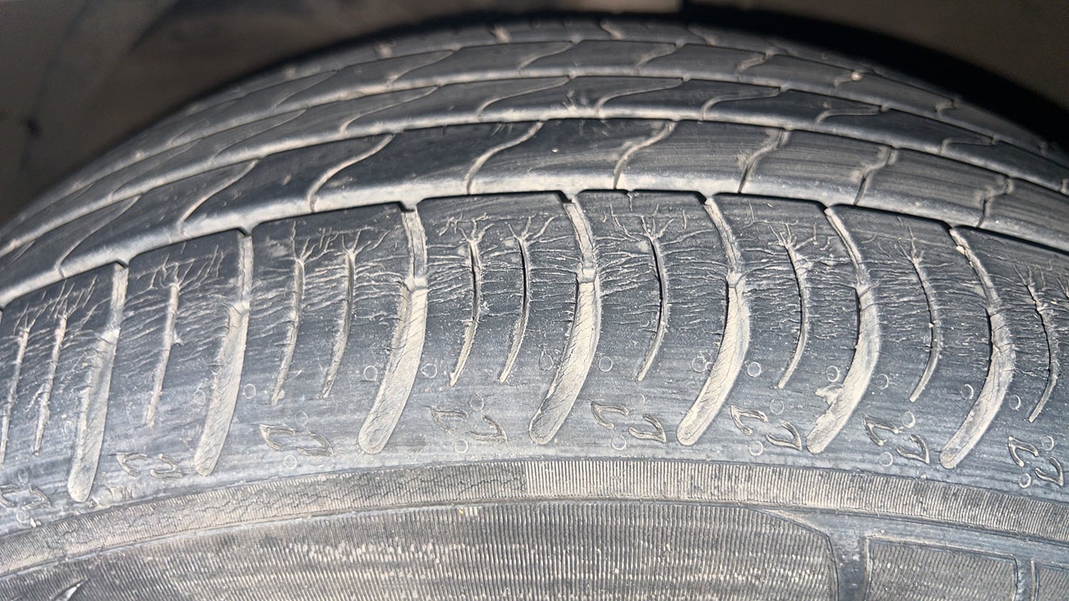 Used 2022 Maruti Suzuki XL6 Alpha Plus AT Petrol Petrol Automatic tyres LEFT FRONT TYRE TREAD VIEW