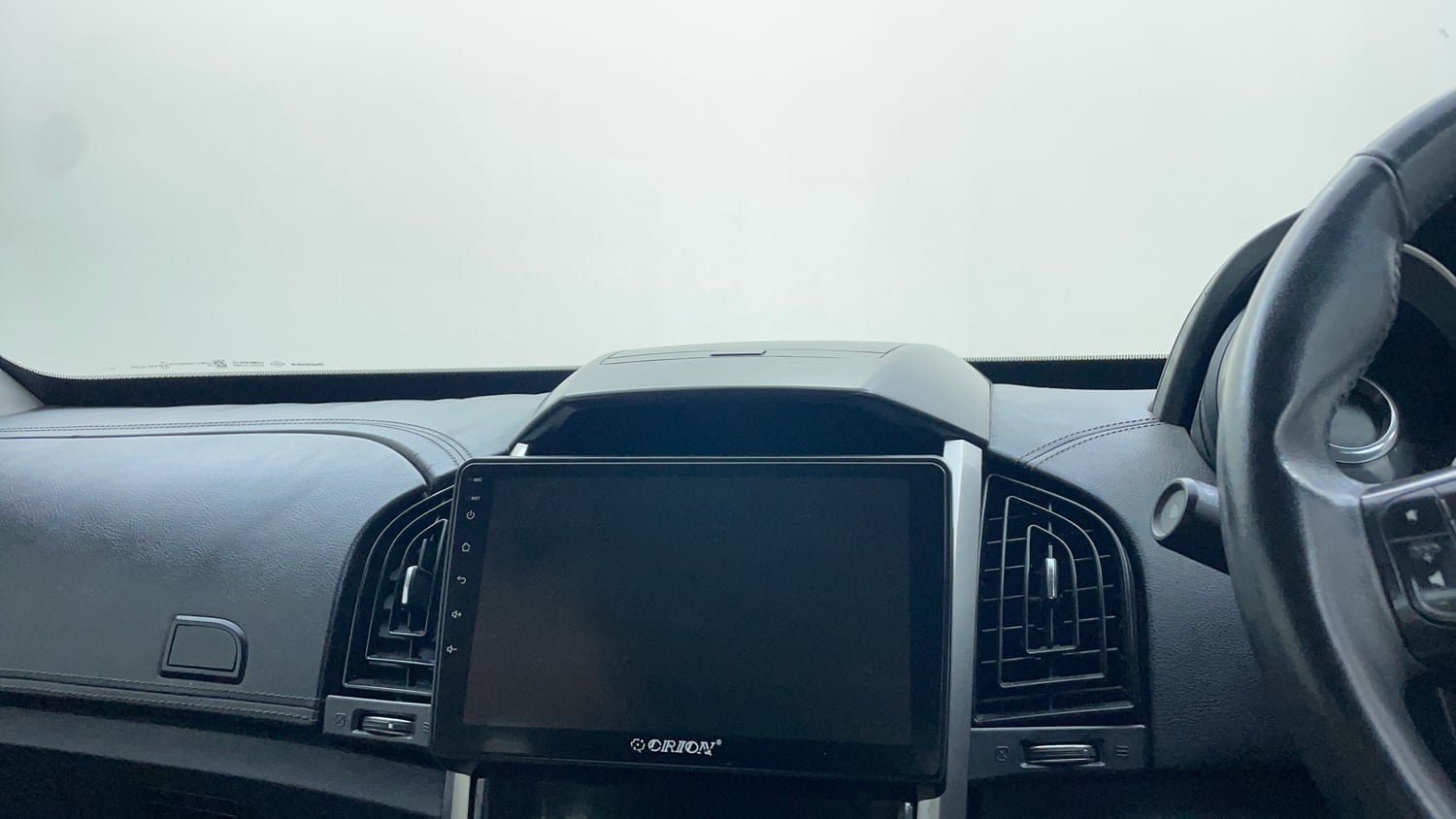 Used 2019 Mahindra XUV500 W11 Diesel Manual top_features Integrated (in-dash) music system