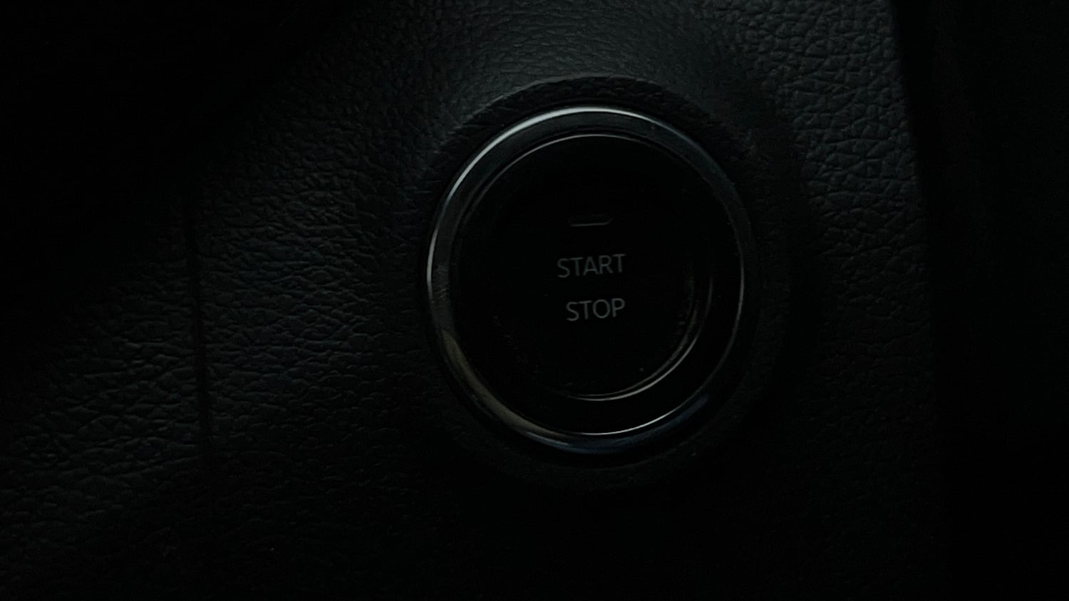 Used 2023 Mahindra XUV400 EL 5S Electric Automatic top_features Keyless start