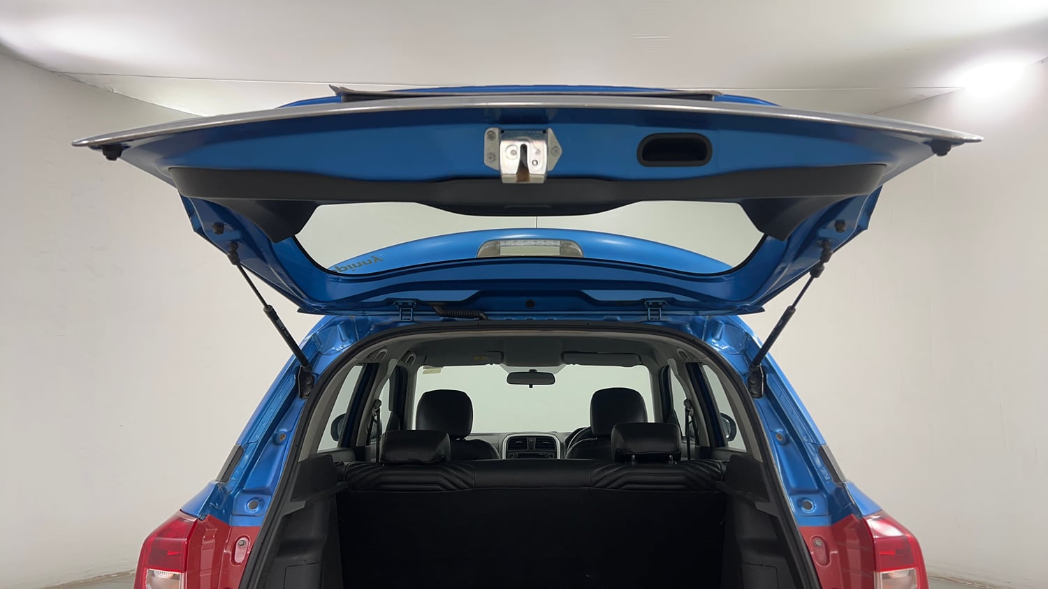 Used 2017 Maruti Suzuki Vitara Brezza VDi (O) Diesel Manual interior DICKY DOOR OPEN VIEW