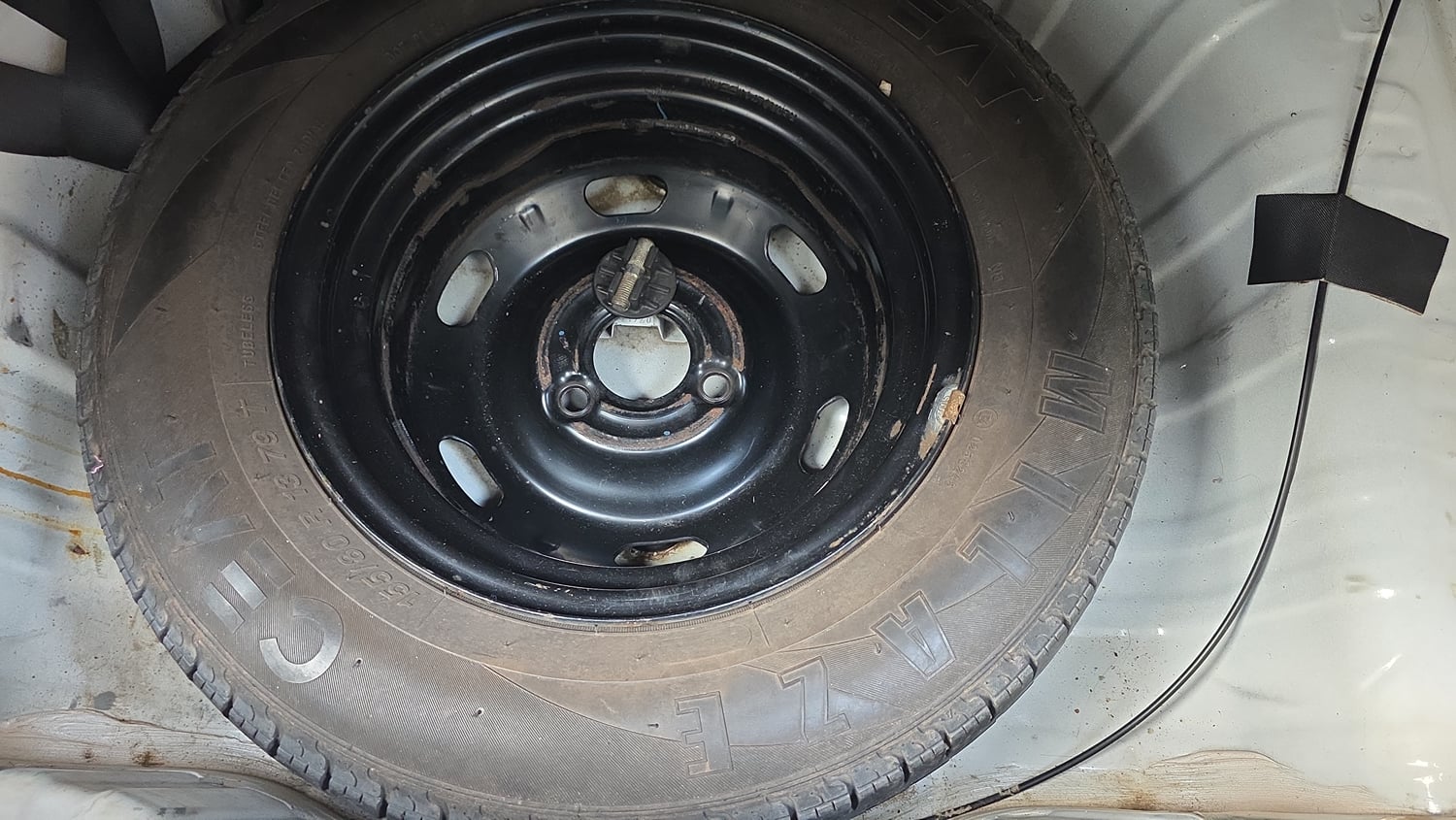 Used 2017 Renault Kwid 1.0 RXT Opt Petrol Manual tyres SPARE TYRE VIEW