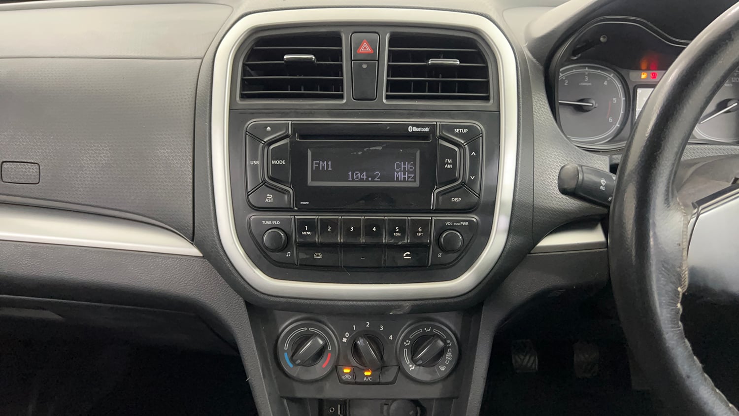 Used 2017 Maruti Suzuki Vitara Brezza VDi (O) Diesel Manual interior MUSIC SYSTEM & AC CONTROL VIEW