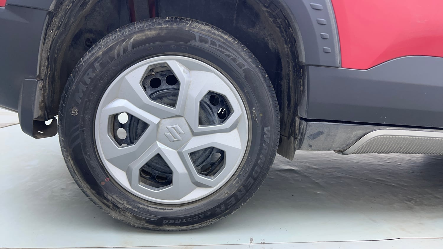Used 2022 Maruti Suzuki Brezza Vxi AT Petrol Automatic tyres RIGHT REAR TYRE RIM VIEW