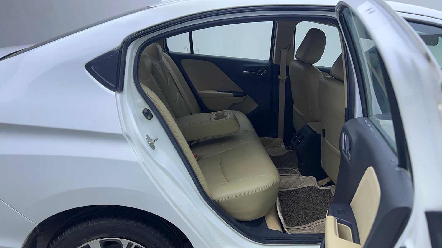 Used 2019 Honda City V CVT Petrol Petrol Automatic interior RIGHT SIDE REAR DOOR CABIN VIEW