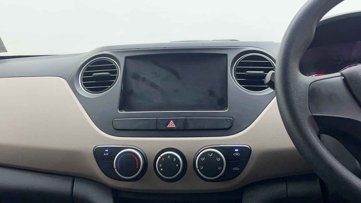Used 2017 Hyundai Grand i10 Magna 1.2 Kappa VTVT Petrol Manual top_features Integrated (in-dash) music system