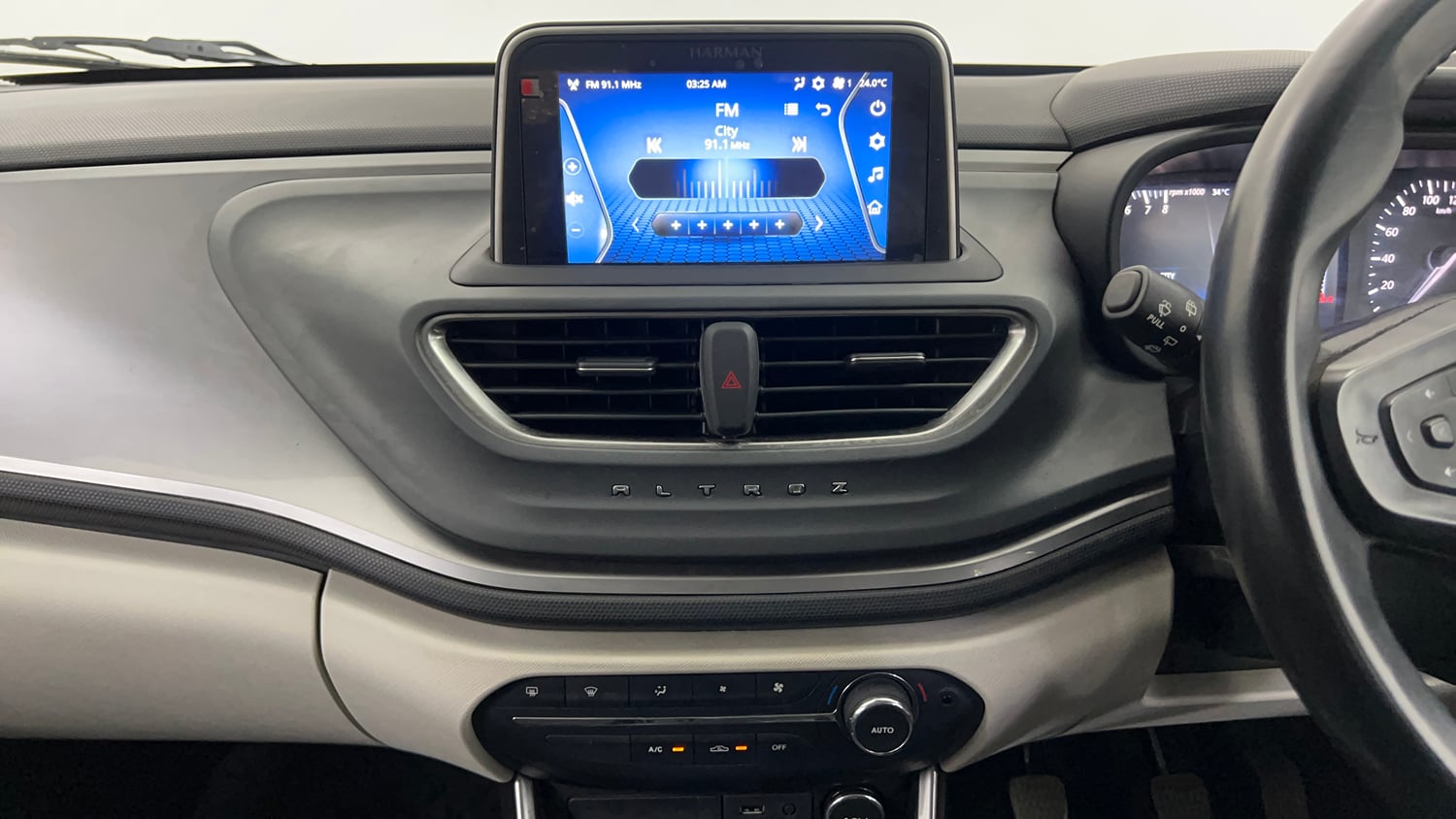 Used 2021 Tata Altroz XZ Petrol Petrol Manual interior MUSIC SYSTEM & AC CONTROL VIEW