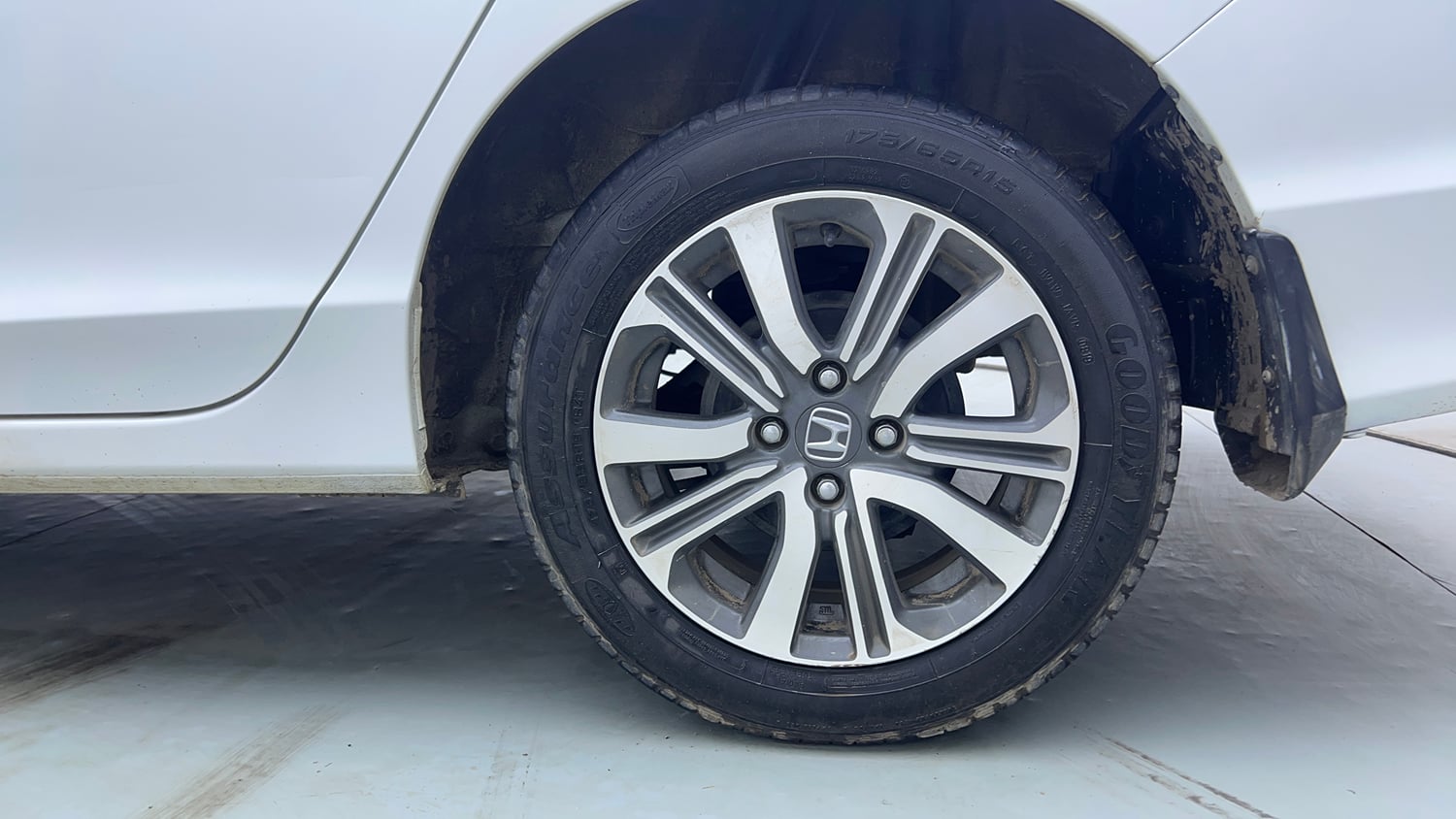 Used 2019 Honda City V CVT Petrol Petrol Automatic tyres LEFT REAR TYRE RIM VIEW