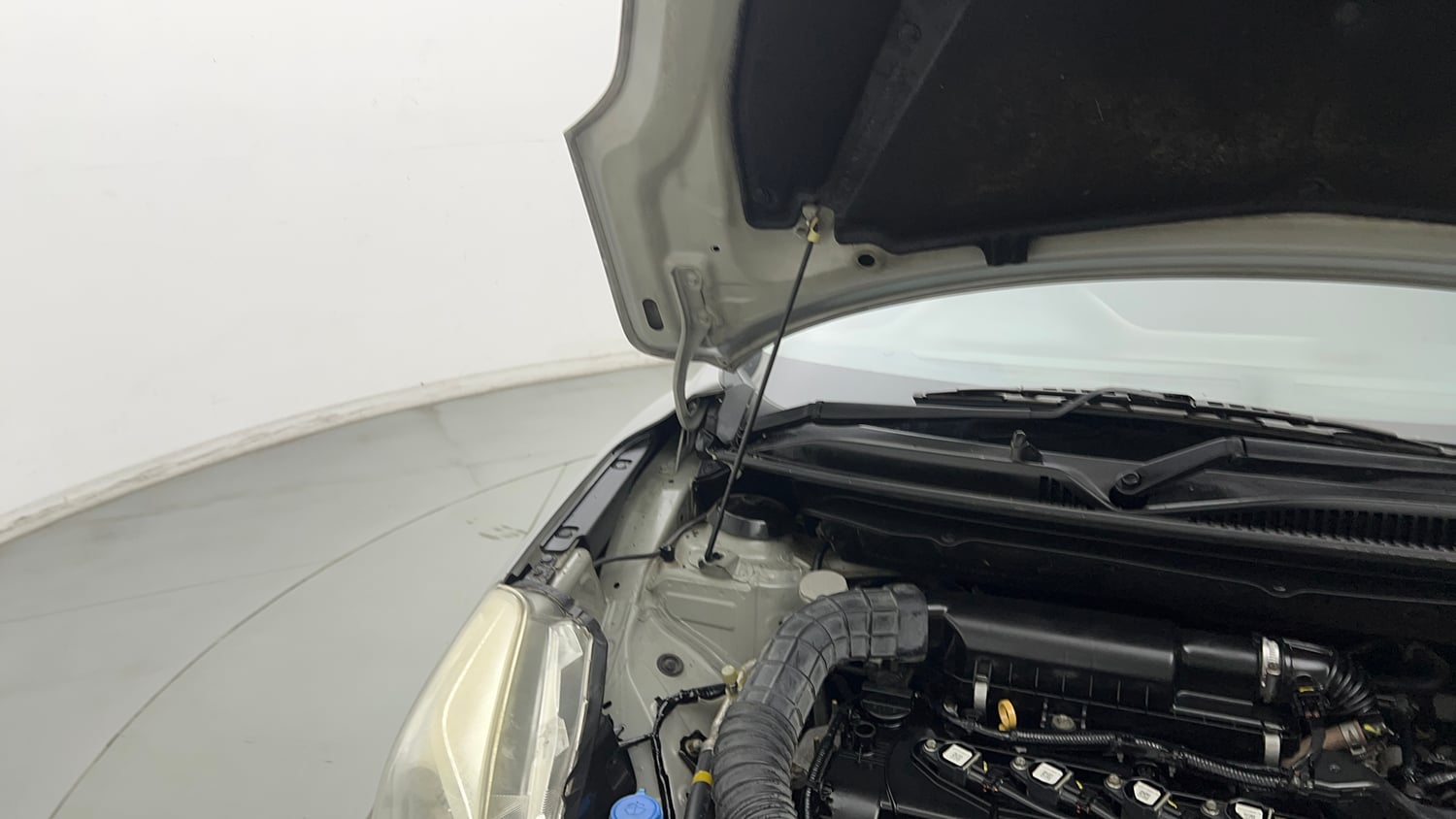Used 2019 Maruti Suzuki Baleno Delta 1.2 Petrol Manual engine ENGINE RIGHT SIDE HINGE & APRON VIEW