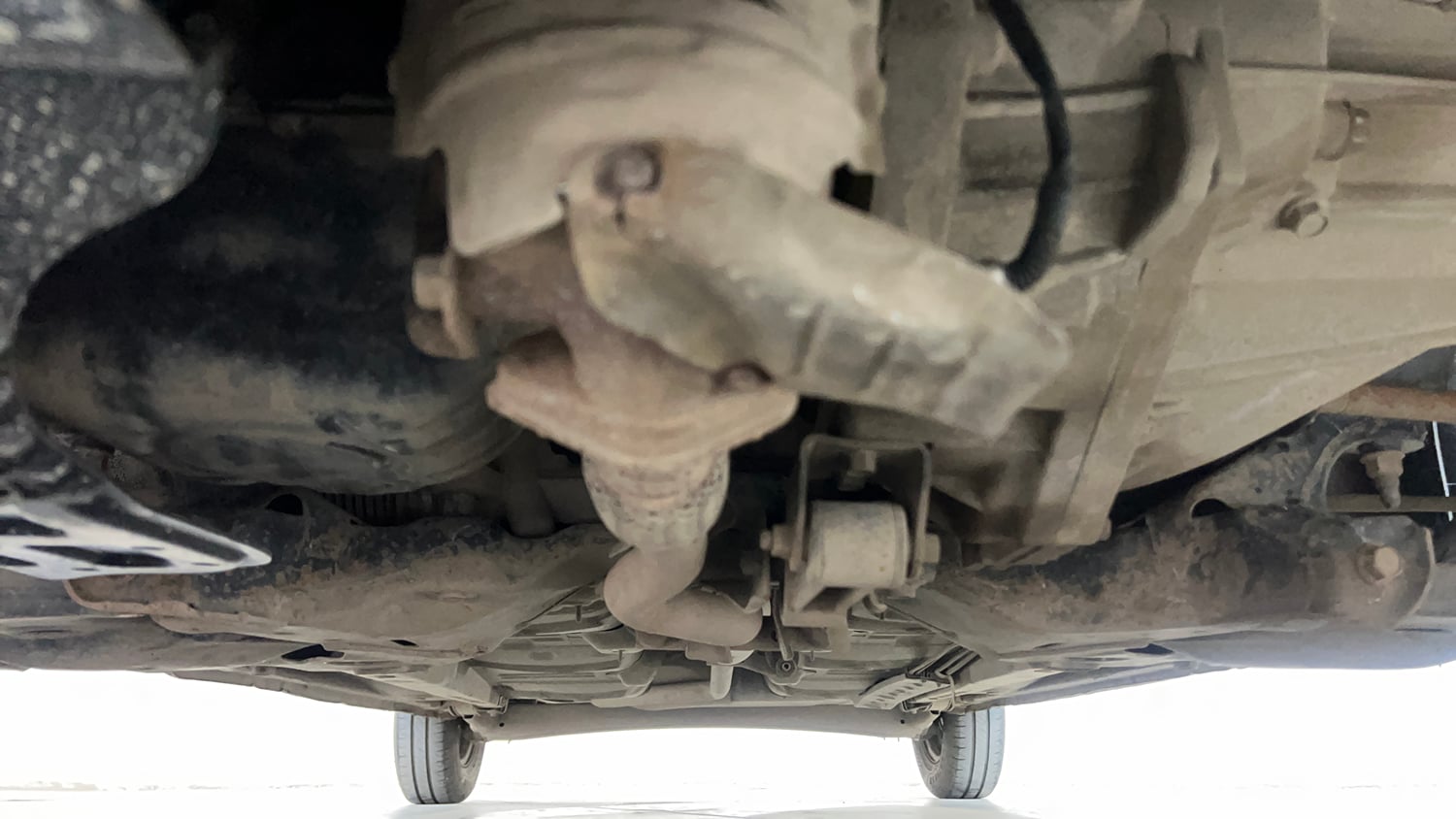 Used 2015 Hyundai i10 Magna 1.1 iRDE2 Petrol Manual extra FRONT LEFT UNDERBODY VIEW