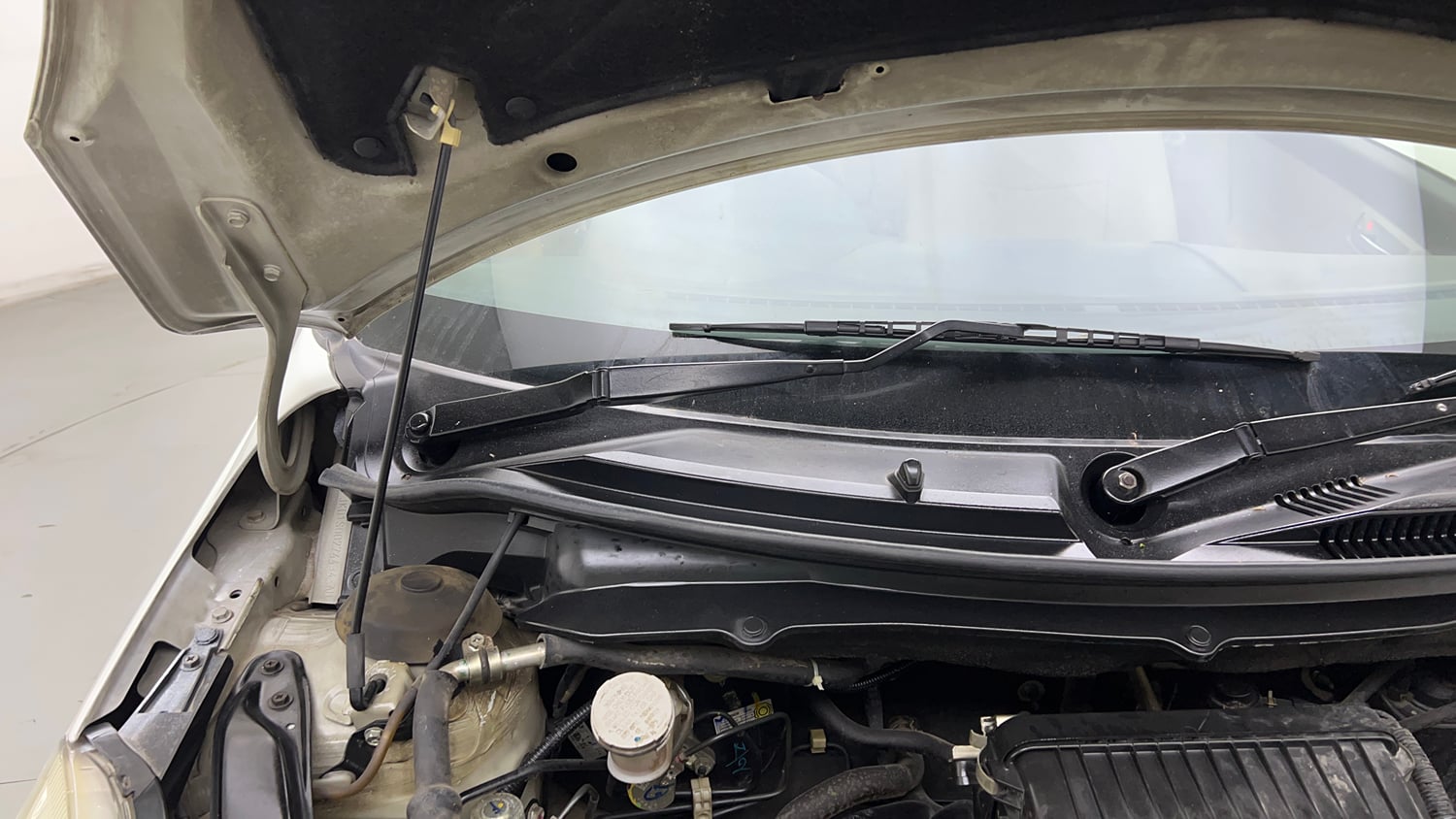 Used 2013 Maruti Suzuki Swift Dzire VXI Petrol Manual engine ENGINE RIGHT SIDE HINGE & APRON VIEW