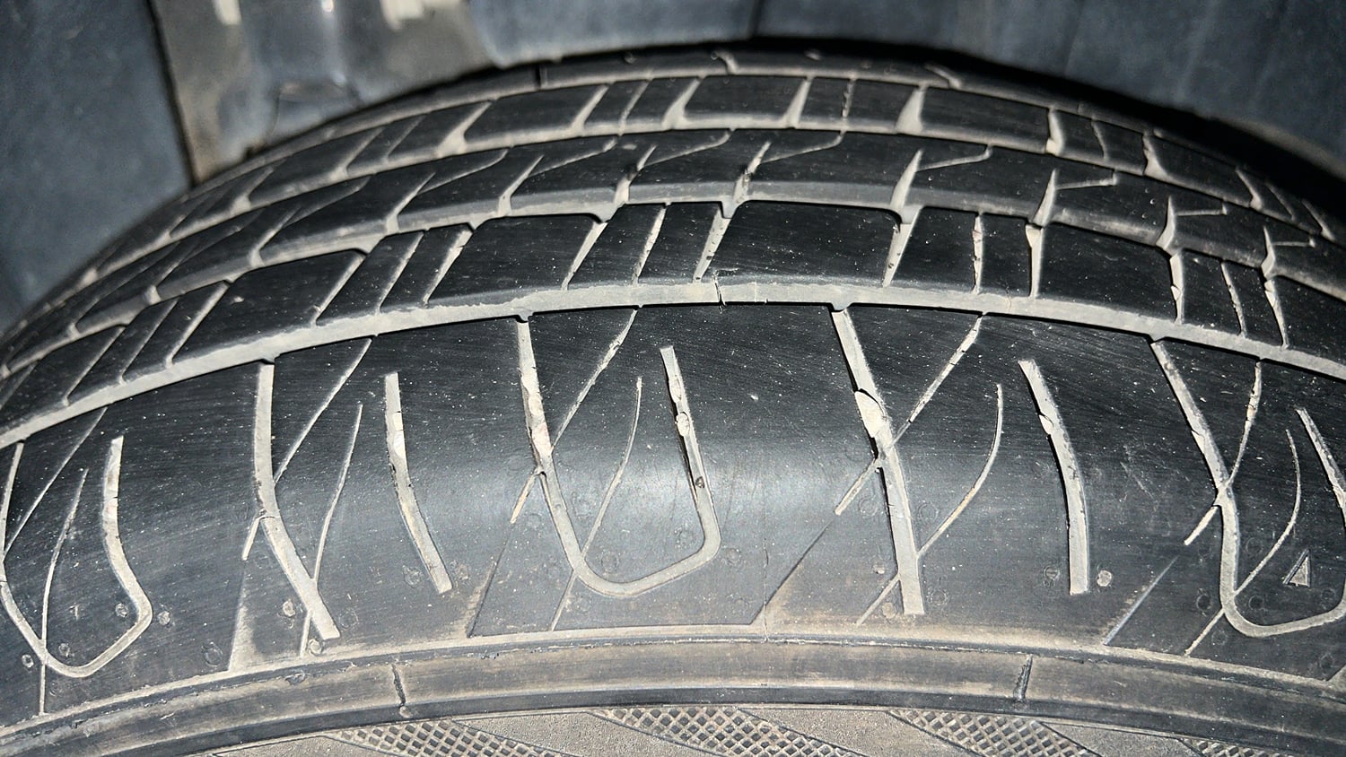 Used 2023 Mahindra XUV400 EL 5S Electric Automatic tyres LEFT REAR TYRE TREAD VIEW