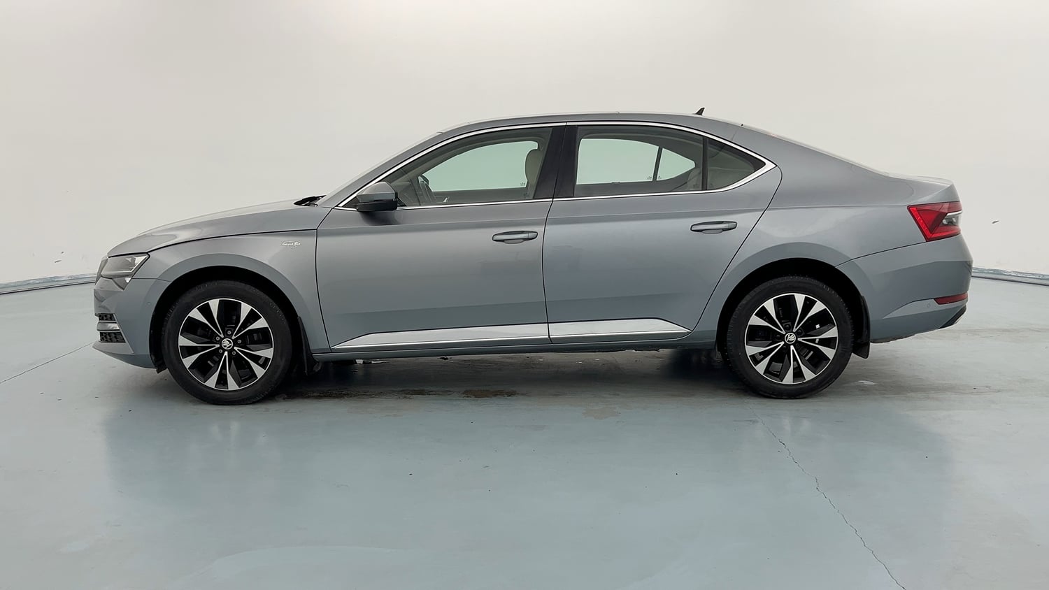 Used 2021 Skoda Superb L&K AT Petrol Automatic exterior LEFT SIDE VIEW